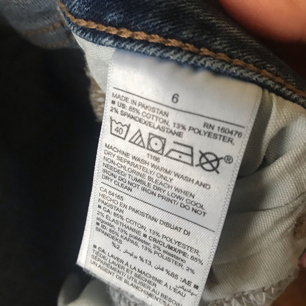 Old Navy size 6 Super Skinny high rise Jeans. Distressed at the knee
